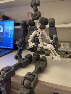 Posable hands for Lucky 13 - 500% scale