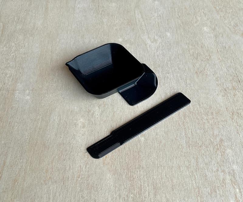 Mixing dish for small amounts of 2-component adhesives or epoxy resin.