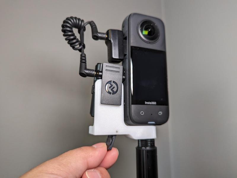 INSTA360 X3 MIC RECEIVER MOUNT V2 w/ USB DOOR COMPARTMENT