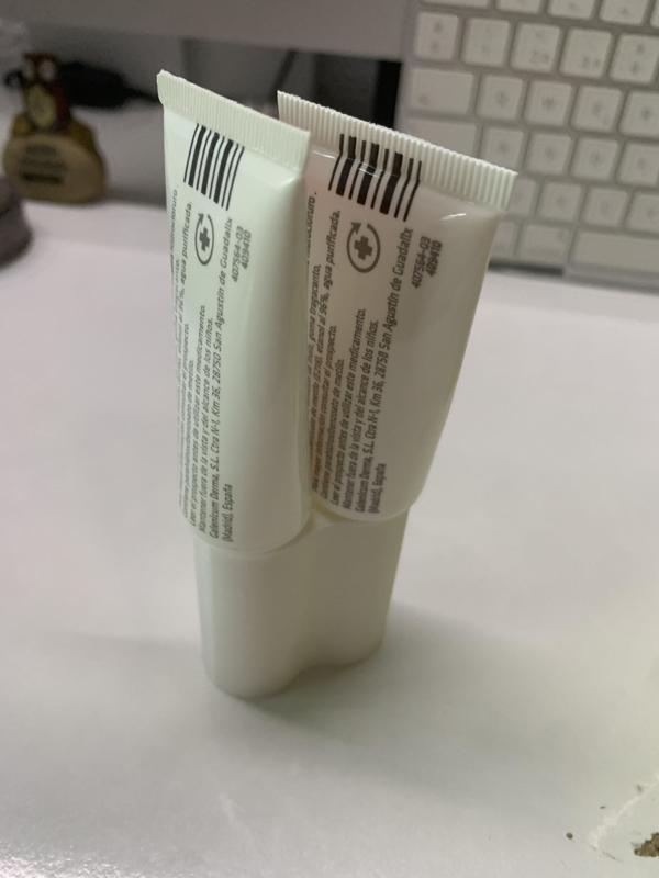 Vertical clamping for pharmaceuticals and cosmetics