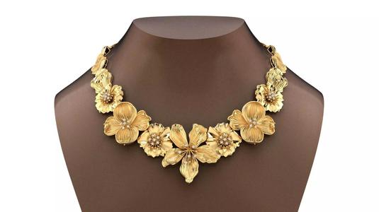 Necklace gold with flowers