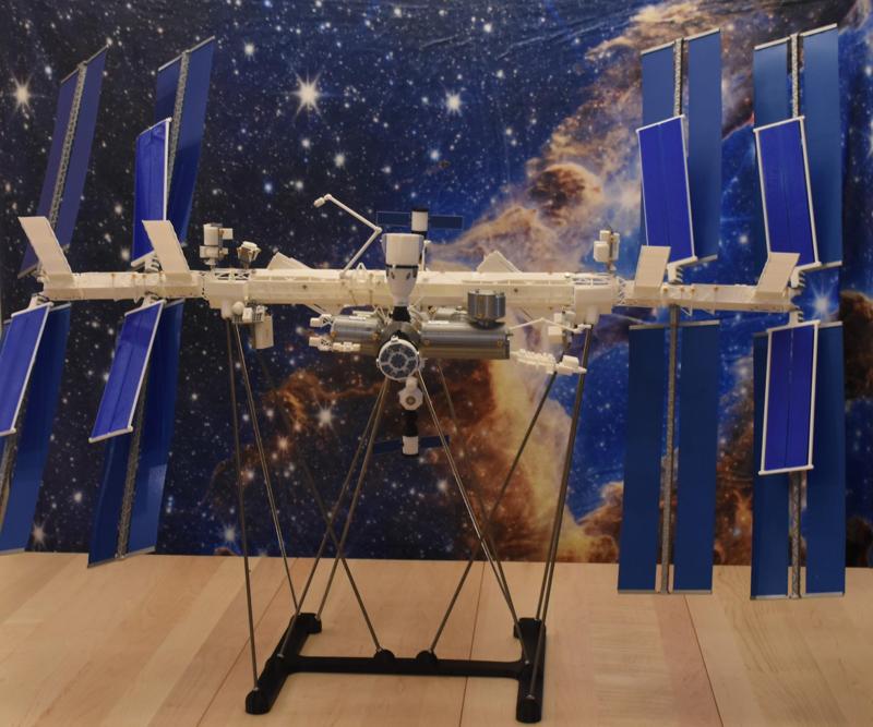 ISS 1:100 Display Stand