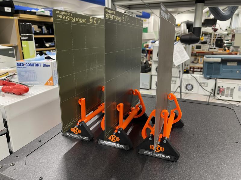 Self-clamping printbed stand/display