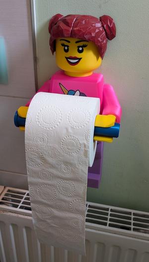 Angepasste Hände für deutsches 4-Lagiges Klopapier. Toilet Paper Holder