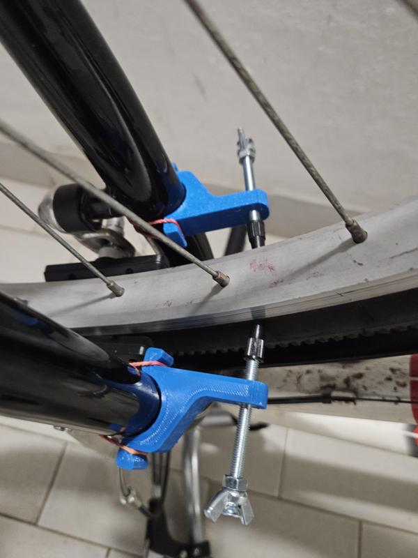 Bike wheel truing device