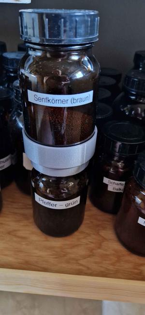 Stacking aid for apothecary glasses with wide neck