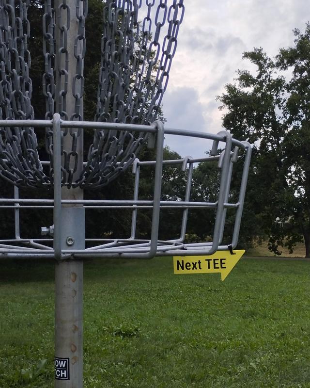 Next TEE sign / arrow for discgolf basket