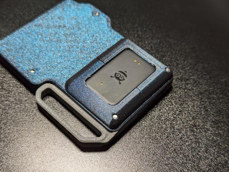 Pebblebee tag holder for wallie lever action wallet