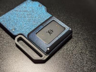 Pebblebee tag holder for wallie lever action wallet