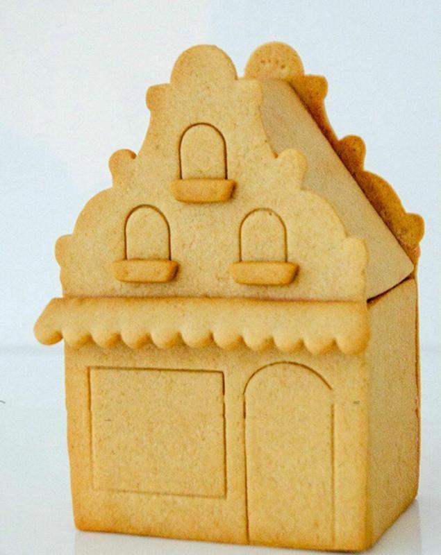 GINGER HOUSE COOKIE CUTTER CHRISTMAS HOUSE