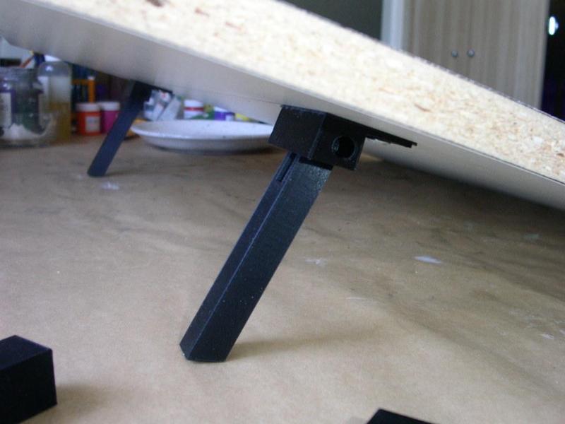 Folding legs for drawing boards