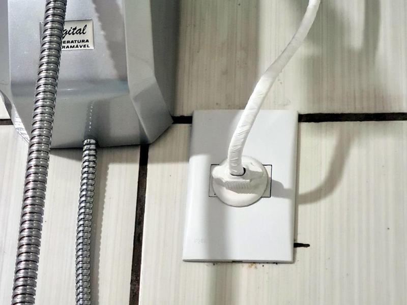 Acabamento tipo tomada para chuveiro elétrico