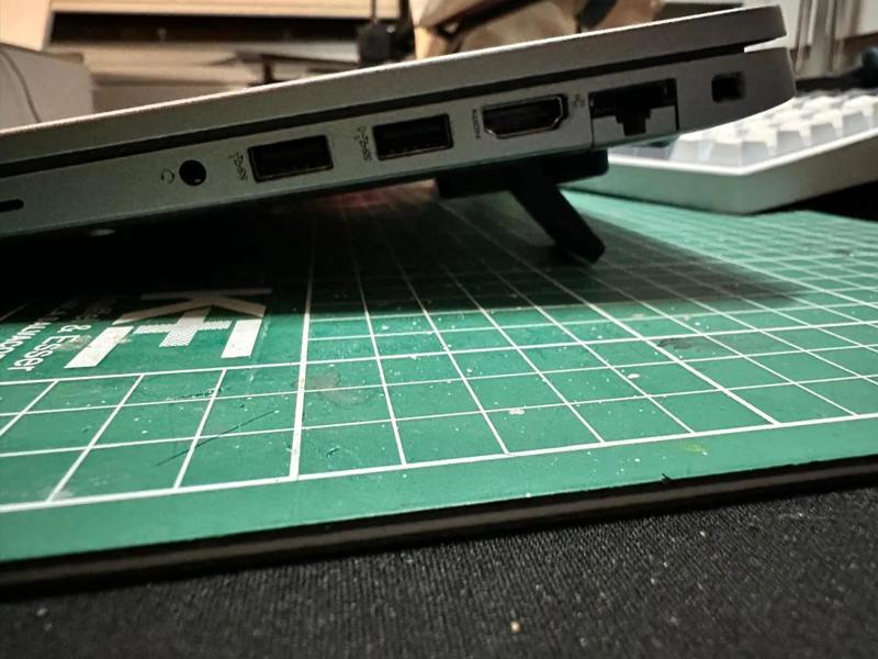 Foldable laptop stand   
