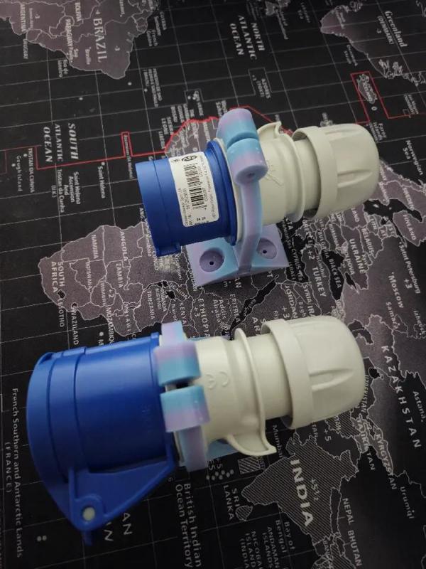 Cee Stecker-Halter; Cee plug holder   