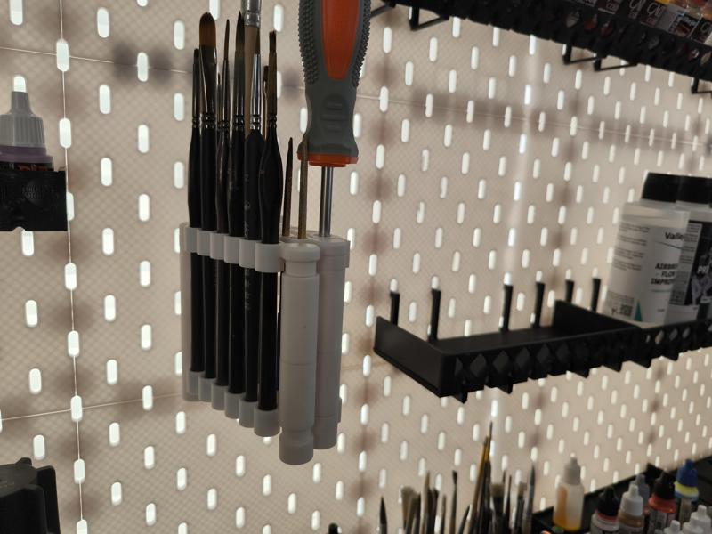 MASTER PAINTER - SKADIS - Flexible Brush Holder