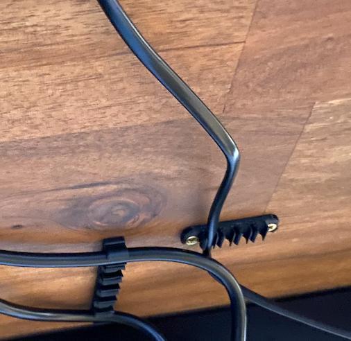 Cable mounter with screw