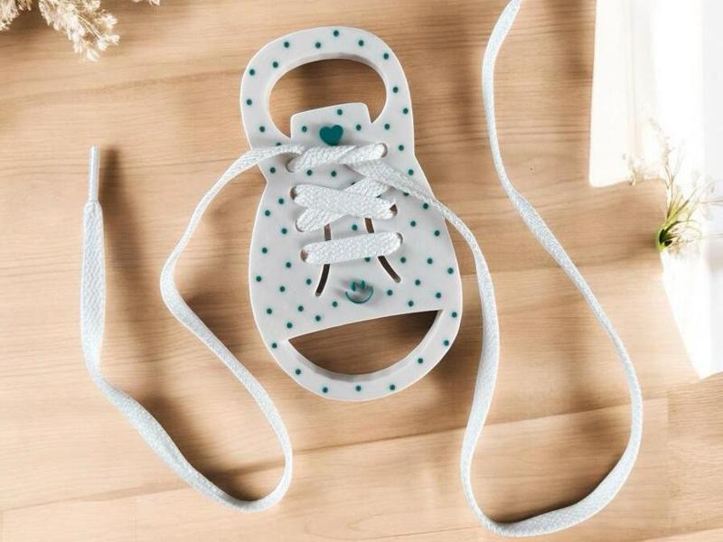 Learning to tie shoes - Shoe