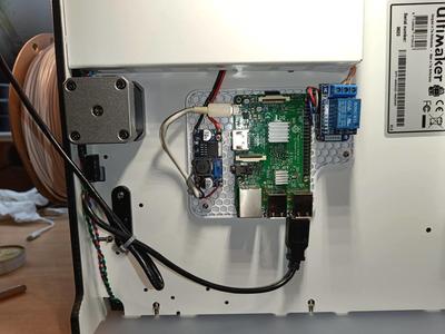 Ultimaker 2+ mount with thread inserts for Rpi with voltage divider and relay