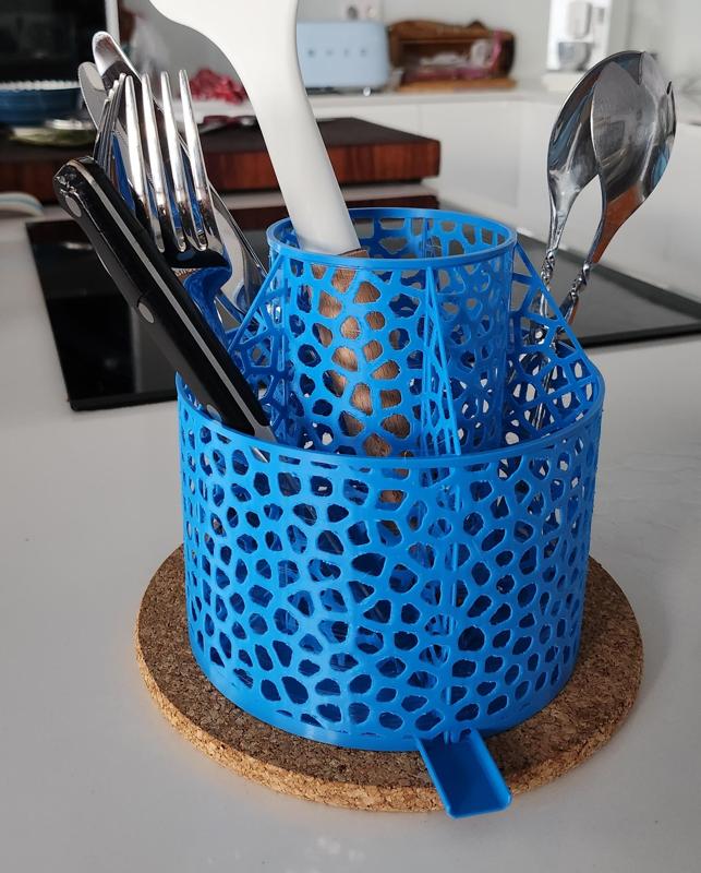 Utensil dryer dressed in Voronoi