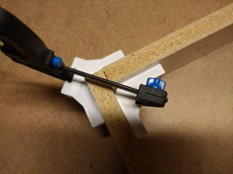 Corner attachment for small clamp