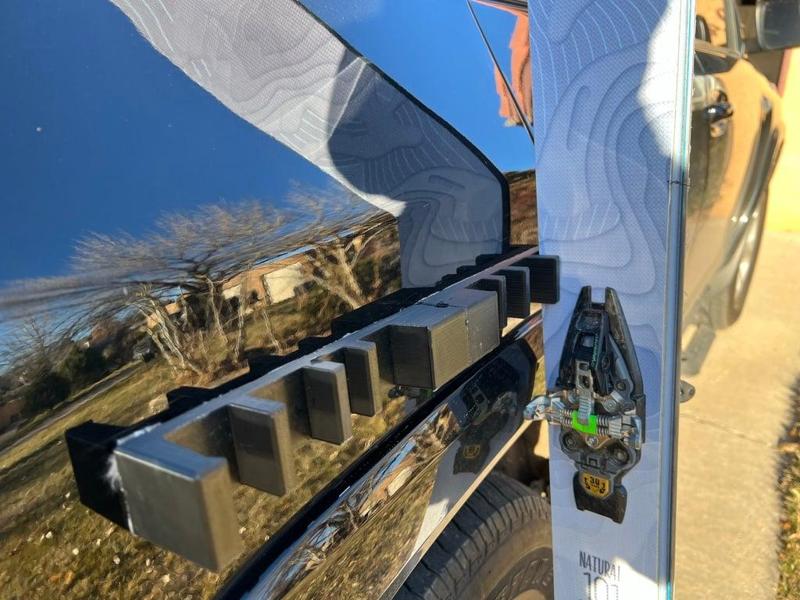 SkiDock - Magnetic Ski and Snowboard Holder for Vehicles