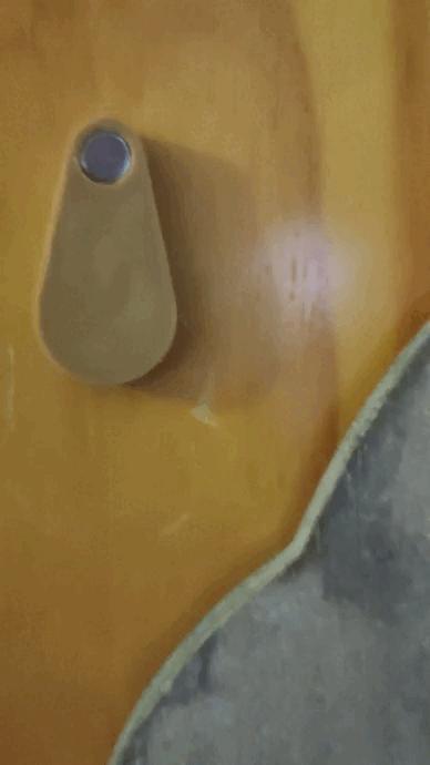 Peephole with magnets