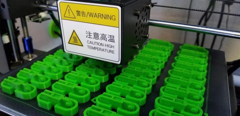 40 large cable chain links on a plate