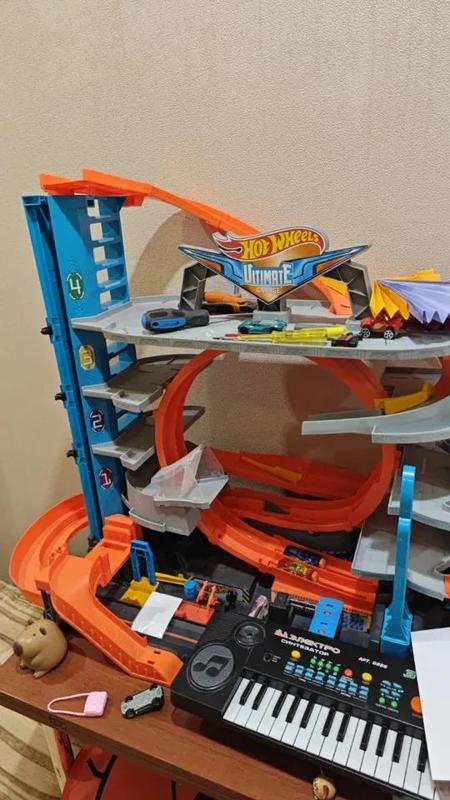 ratchet in the gear of the lifting mechanism hotwheels ultimate garage   
