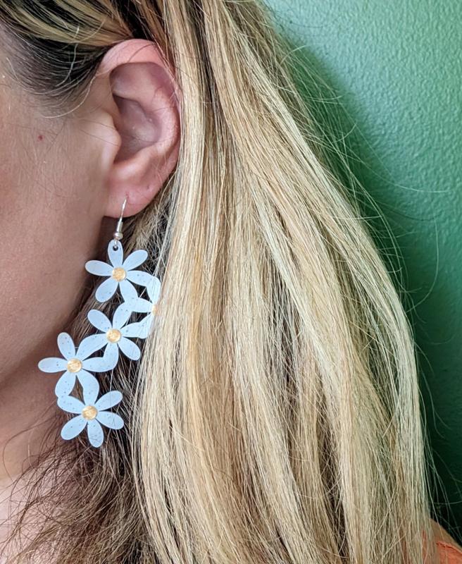 Daisy Chain Dangling Earrings - Easy two-tone with filament change. Brown-eyed susans, flowers, wild