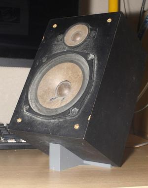 Desk speaker stand