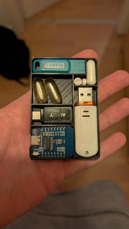 Lockcard USB/D1 mini/USB to USB-C/Tablets holder