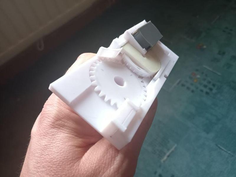 A device for narrowing too wide 8mm films (2x8mm)