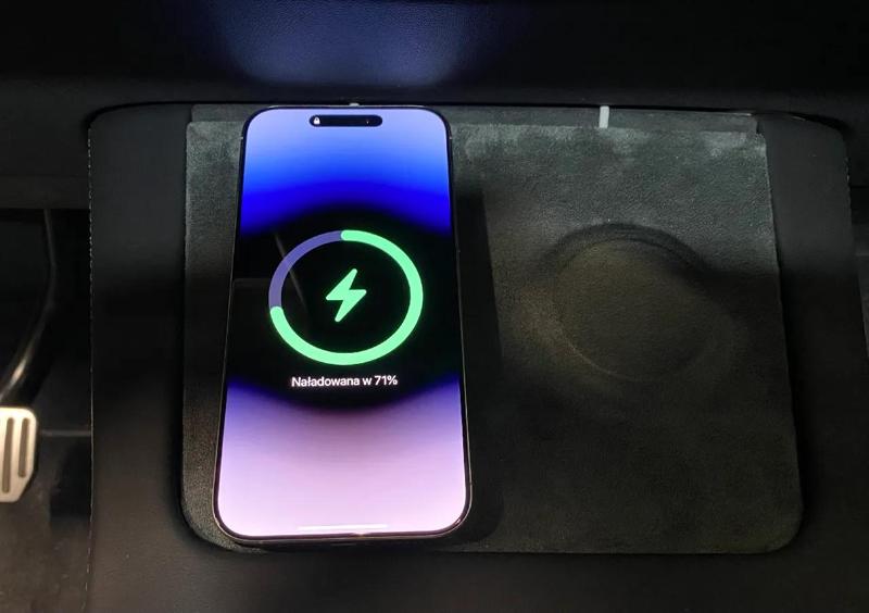 Tesla Y MagSafe iPhone   