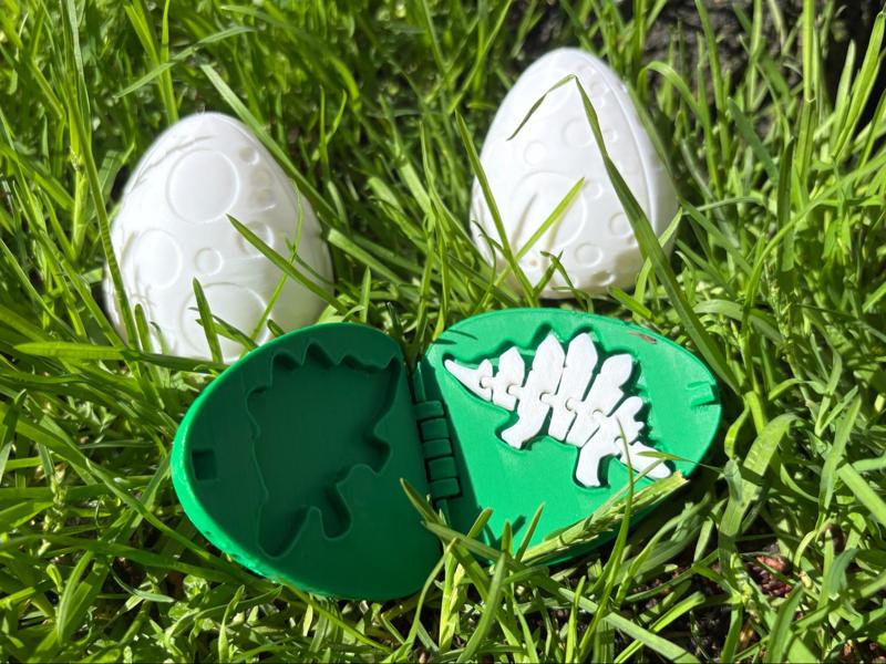 Flexi stegosaurus surprise egg - snaps shut