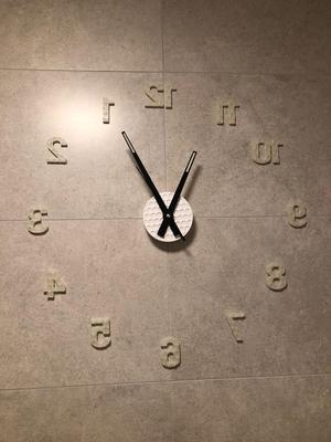 Reverse clock. Odwrócony zegar