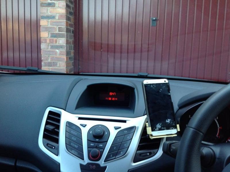 Adjustable Smartphone Holder - HTC One - Car