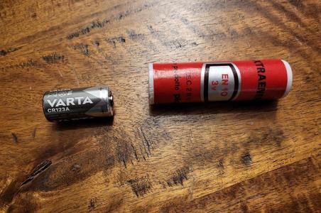 Adapter für CR123A in Duplexbatterie - adapter for CR123A in 2R10 battery