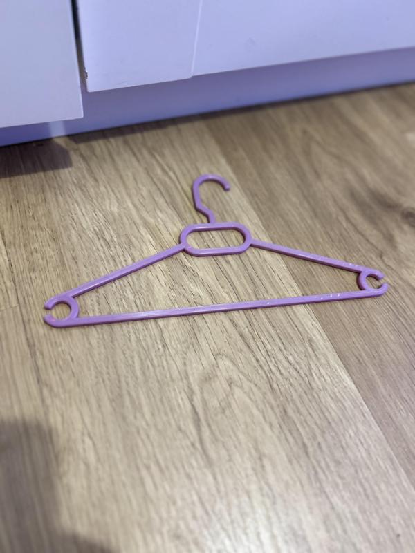 Percha vestido muñeca