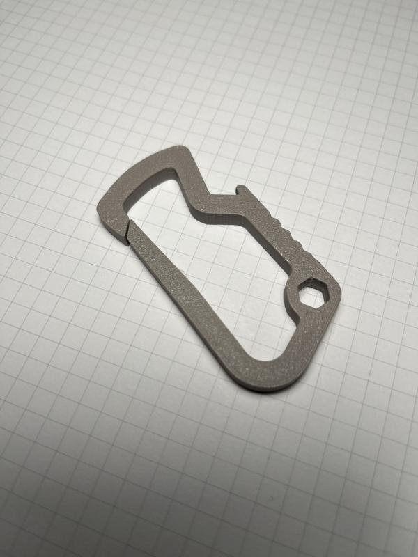 Carabiner without ridges