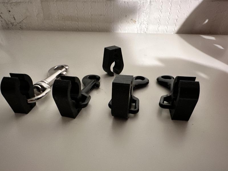 Sidemount breakaway connector clip