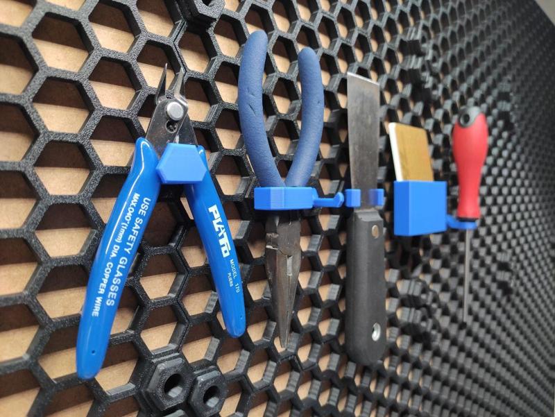 Modular QuickFix mounting system for the honeycomb storage wall