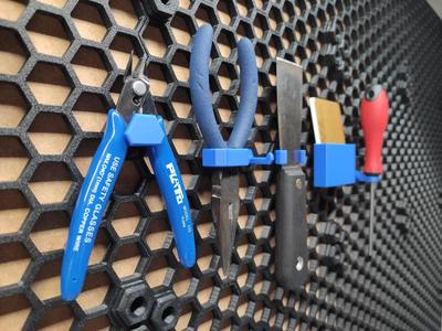 Modular QuickFix mounting system for the honeycomb storage wall