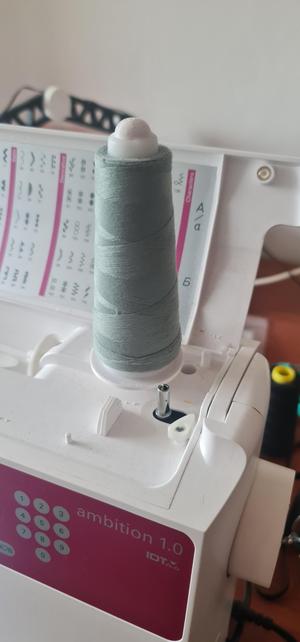 Reduction to a large bobbin for a sewing machine