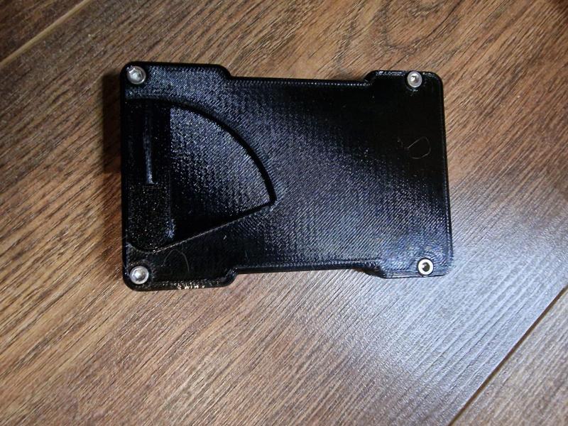 Pop-up credit card wallet spreader no front facing hole