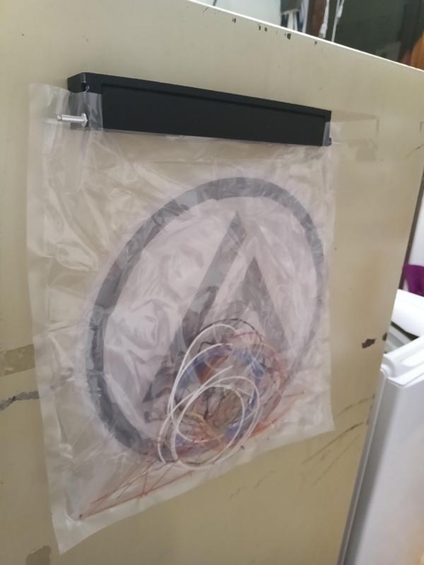 Waste bin for flat plastic waste