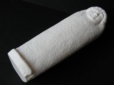 Sarcophage sculpté d'un visage féminin