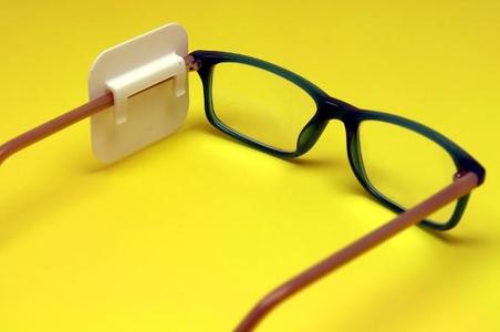 Side sun visor for the glasses (left)