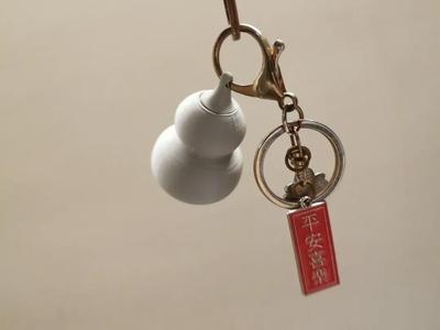 What exactly is this little gourd hiding?  (Portable First-Aid Medicine Storage Can)