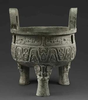The Western Zhou Dynasty's Great Ke Ding is intricately carved, with exquisite detail.