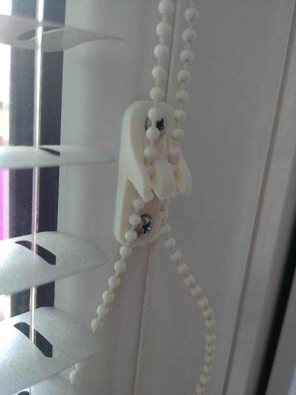 Venetian blind holder